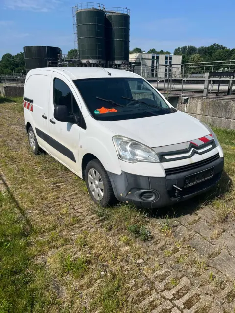 1 سيارة Citroen Berlingo