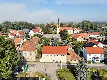 Vielseitiger Dreiseitenhof mit Wohnhaus, Saal und Scheune – Neißeaue
