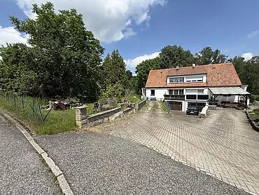 Doppelhaushälfte mit grünem Grundstück, integrierter Garage und viel Potenzial – Zittau