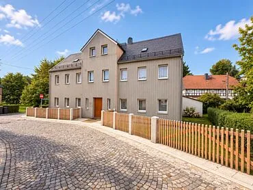 Teilsaniertes Wohnhaus mit idyllischem Gartengrundstück und Stellplatz – Schönbach