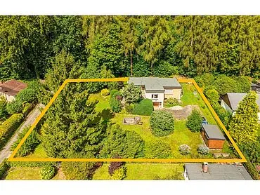 Wohnhaus im Bungalowstil mit gepflegtem Gartengrundstück am Waldrand – Hohenstein-Ernstthal