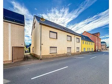 Zweifamilienhaus mit Nebengebäuden – Wildenfels