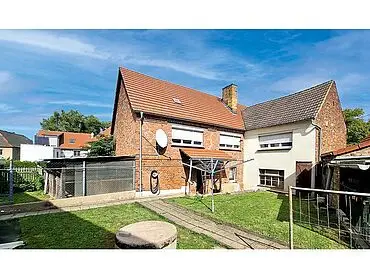 Teil eines Vierseitenhofes, bestehend aus Wohnhaus und Nebengelass unweit von Leipzig – Lützen