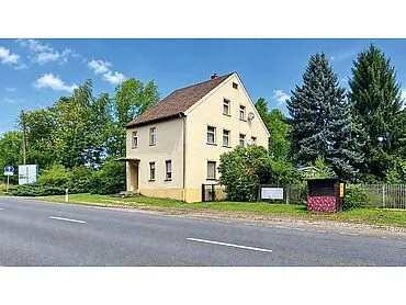 Wohnhaus mit Nebengebäude, Garage und Gartenhäuschen – Rositz