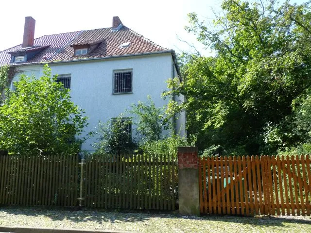 Leerstehende Doppelhaushälfte ca. 1 km südlich des ´Concordia-Sees´ und ca. 50 km südwestlich der Landeshauptstadt Magdeburg