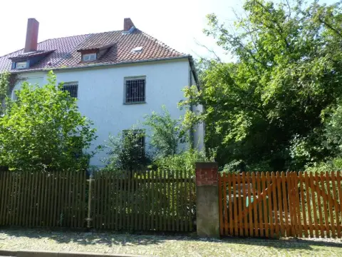 Leerstehende Doppelhaushälfte ca. 1 km südlich des ´Concordia-Sees´ und ca. 50 km südwestlich der Landeshauptstadt Magdeburg
