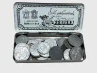 Kis bádogdoboz német birodalmi és weimari köztársasági érmékkel, részben szükségpénz