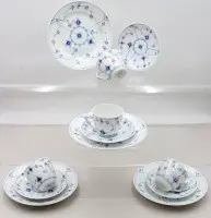 4 أطقم قهوة من الخزف مرسومة يدويًا (طبق كعك وصحن وفنجان) بزخرفة „Musselmalet Halbspitze” الكلاسيكية