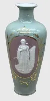 Vază „Köppelsdorf” verde celadon, pictură cu aur și figurină de fată pâte sur pâte, înălțime 26 cm