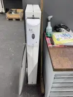 1 dozator za higijenu ruku sa stalkom