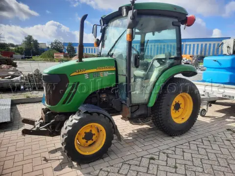 1 tractor compact John Deere 3720 - cutie de viteze defectă