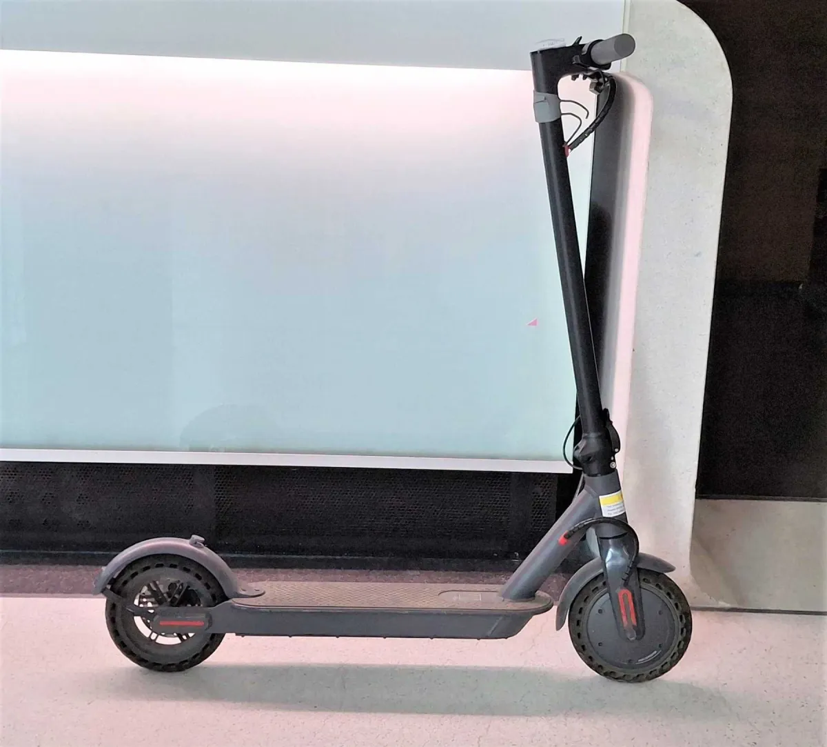 1 elektromos roller; AOVO Electro-Scooter; modell: M1Pro; 8,5" gumiabroncsok