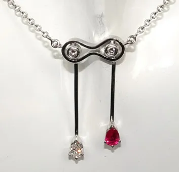 吊坠 / 项链 金 红宝石 0,36 ct.,钻石 0,25 ct.,链 37 厘米 585/14K 4,8 克。