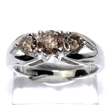 钻石戒指 0.80 ct。