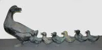 Kurt Arentz, pato con 6 patitos, escultura en bronce