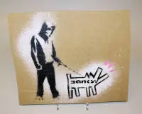 Banksy, Choose Your Weapon, Dismaland, 2015 का स्टेंसिल