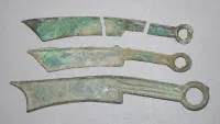 Tres "Qidao", "monedas cuchillo", primitivos medios de pago chinos de los siglos VII-III a. C.