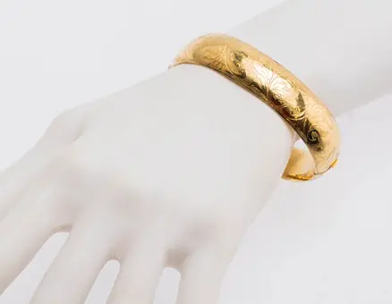 إسوارة ذهبية.
