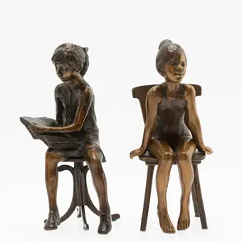LÁSZLÓ KUTAS (1936-2023). 2 bronzer: 'Læsende barn' og 'Pige på en stol'.
