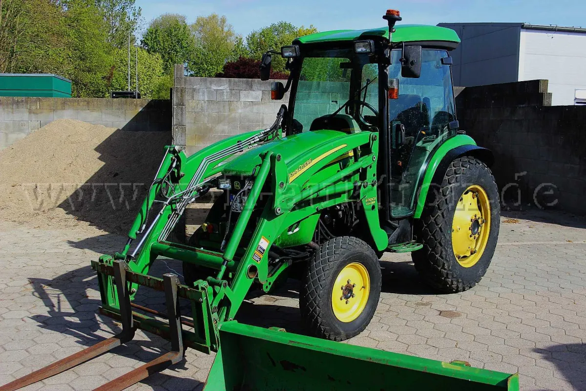 1 John Deere 4520 – an 2013 – cabină – încărcător frontal – 6.990 ore de funcționare