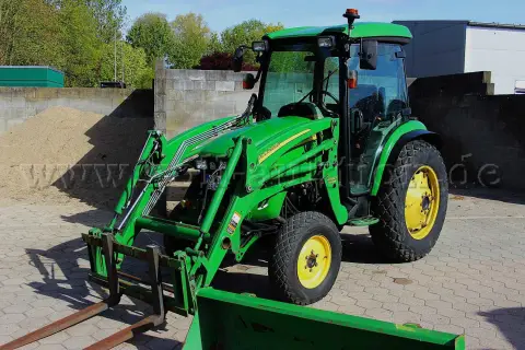 1 John Deere 4520 – an 2013 – cabină – încărcător frontal – 6.990 ore de funcționare