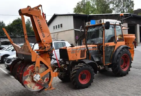 1 tractor Fendt 250 K cu echipamente atașate suplimentare