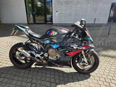1 辆 BMW S 1000 RR