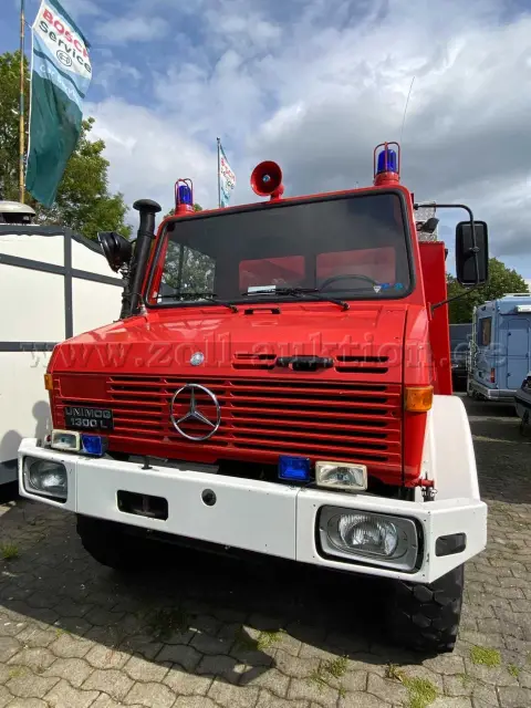 1辆水罐消防车 TLF 2000（TLF 8/18）Daimler-Benz Unimog U 1300 L，Schlingmann 上装