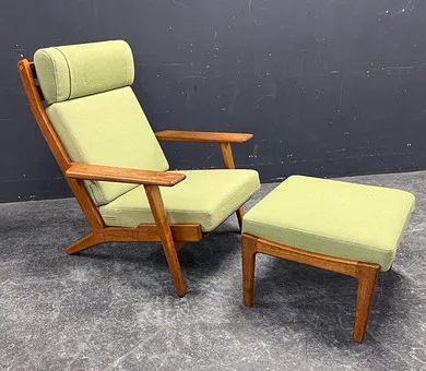 Hans J. Wegner. Getama GE 290A lænestol + skammel.