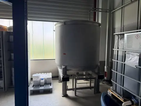 Doppelmanteltank mit Podest