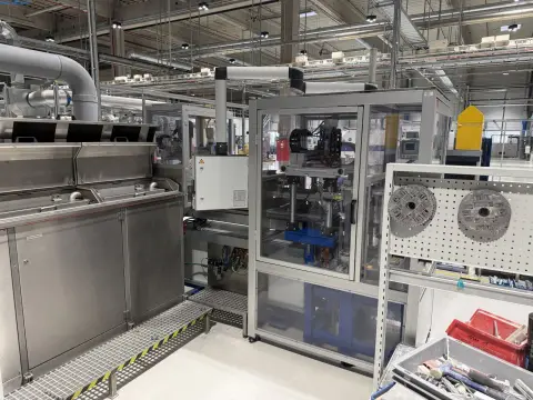 Bauteil-Entnahmevorrichtung Schaffler Abführung Wama zu Stangenmagazine