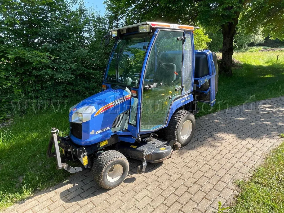 1 tractor compact ISEKI TXG 237 A cu cositoare și colector de iarbă