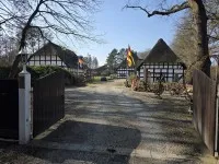 Scuderia idilliaca con casa dal tetto di canne, maneggio coperto e laghetto su 21.206 m² – la proprietà dei vostri sogni vicino a Nienburg