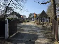 Idyllisches Pferdegestüt mit Reetdachhaus, Reithalle und Teich auf 21.206 m² – Ihre Traumimmobilie bei Nienburg