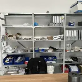 Metal raf sırası