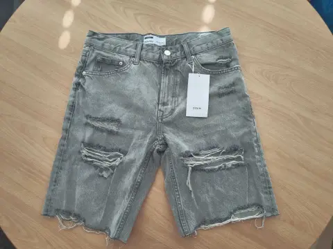 1 pantalone corto, marca Bershka, taglia 36, grigio