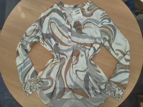 1 blusa, marca Rena Marx, taglia 44, bianca con fantasia