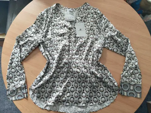 1 blusa, marca Rena Marx, taglia 44, bianca con fantasia