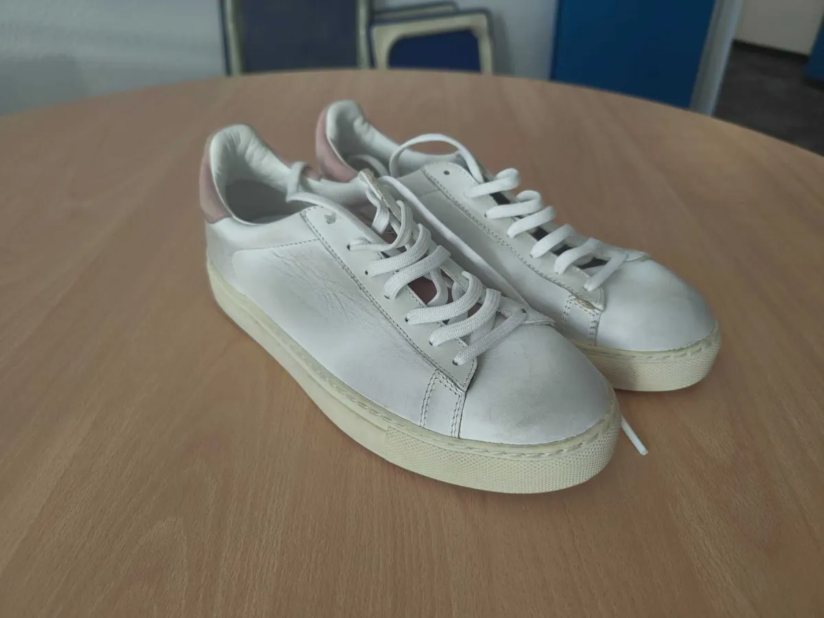 1 pereche de adidași, marca Rossignol, mărimea 38,5, albi