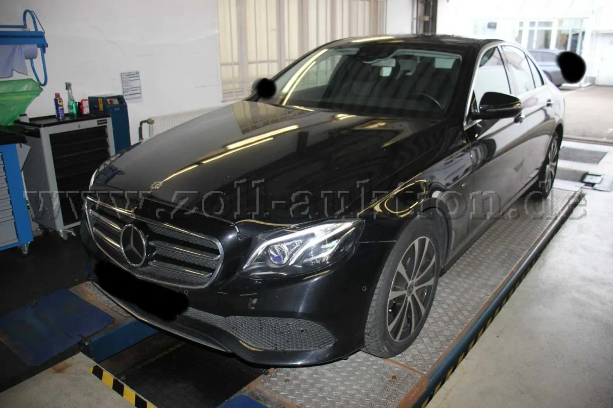 1 Mercedes Benz E 300 e berlina