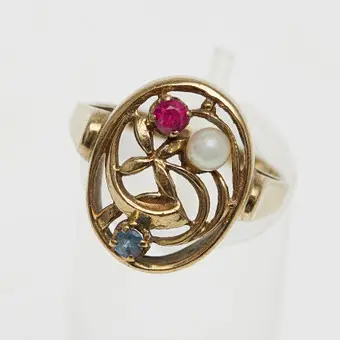 Sormus, 333 keltakulta, rubiini, safiiri, Akoya-helmi.