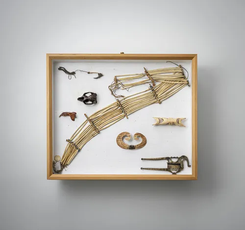 Groupe de bijoux, dont Naga, avec coupe-bétel, pendentifs, colliers, etc., en partie en argent, montés dans deux vitrines