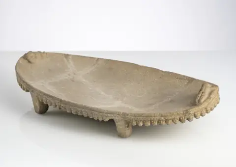 Bol en pierre cérémoniel « Metate »