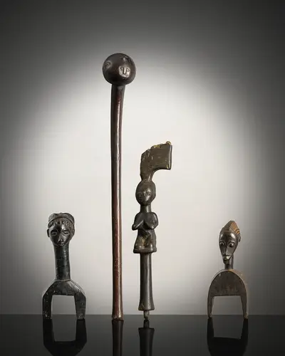 Quatre objets figuratifs en bois, dont deux supports de rouleaux de tissage avec têtes sculptées stylisées