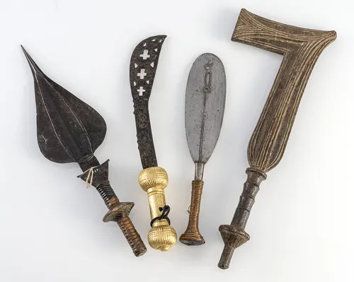 ANNULÉ - Quatre armes cérémonielles