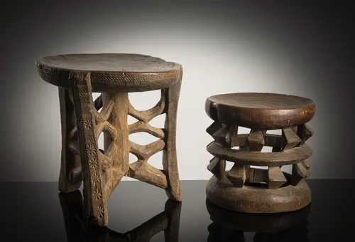 Deux tabourets en bois