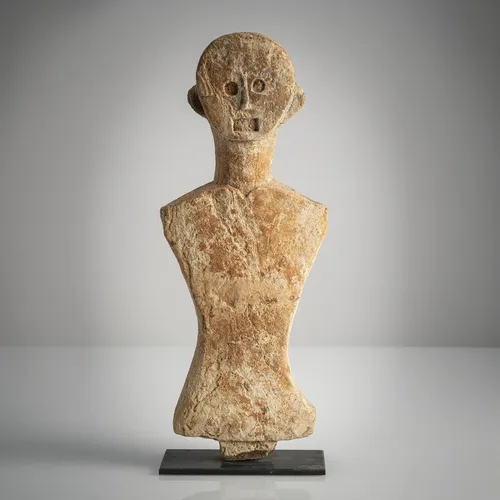 Fragment d'une figure en bois clair érodé