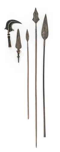 Trois lances, couteaux et pointe de lance