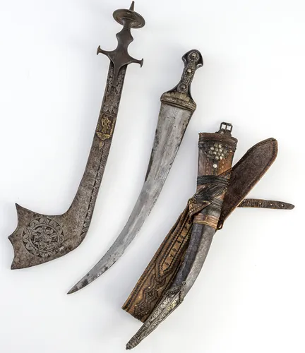 ANNULÉ - Épée courte avec fourreau en cuir et épée cérémonielle à poignée tulwar,