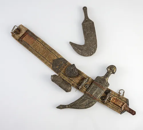 Ein Waffenguertel mit “Jambiya” und ein weitere “Jambiya"